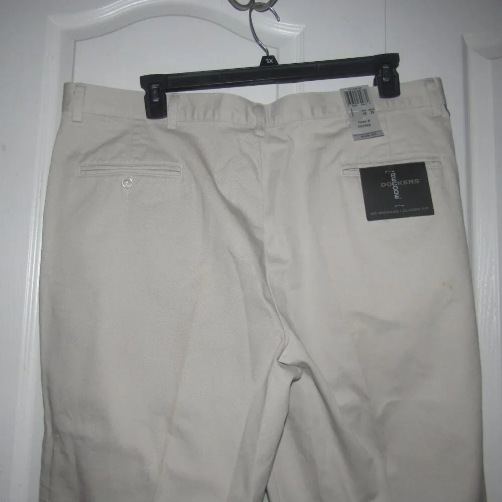 NWT Dockers RECODE Classic Fit Khaki Pants W42 L30 No Wrinkle Cotton Comfort